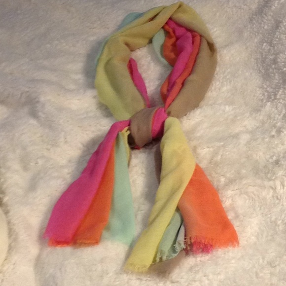 Vince Camuto Accessories - VINCE CAMUTO SCARF 28" x 80" NWOT & Beautiful !